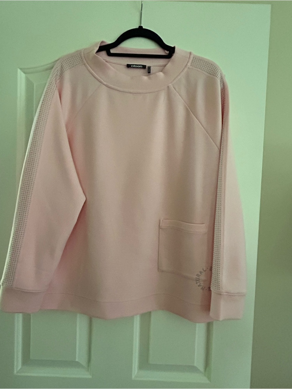 Olsen cora jersey
relaxed fit
little grey dots are slightly  raised